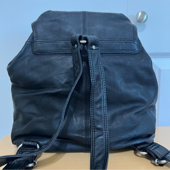 Kenneth Cole Black Leather Backpack Turnlock Buckle Details - Picture 5 of 14